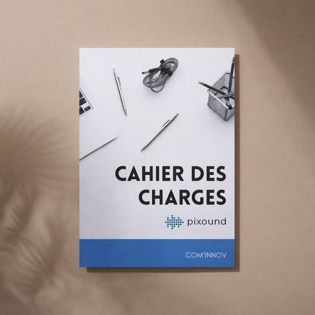 Cahier des charges Pixound posé sur un bureau, illustrant l'analyse et la planification stratégique par l'agence Com'innov.